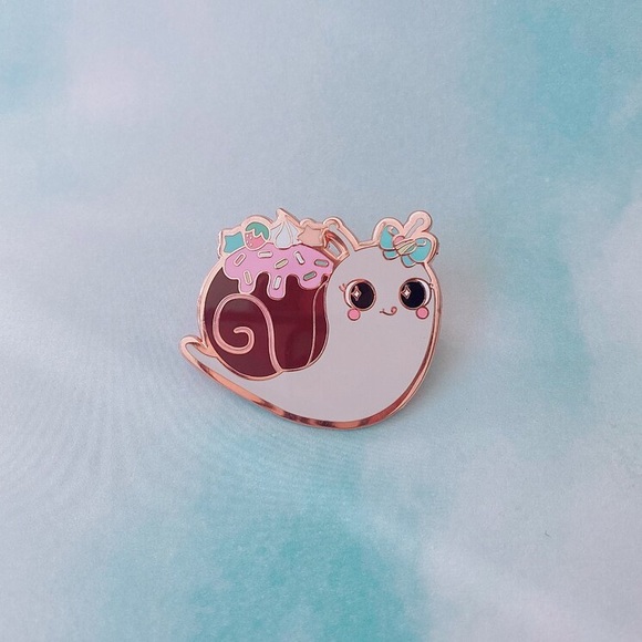 Giant African Land Snail Kawaii Cake Pin - Picture 1 of 2